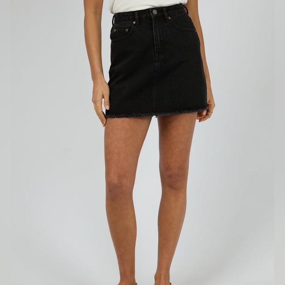 Express Black Denim Mini Skirt Stretch Raw Hem Classic 5-Pocket Mid Rise Size 8 - Picture 10 of 13